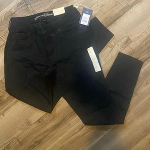 Bought from target never worn. Size 6 reg. tags on. Mid-Rise curvy skinny black
